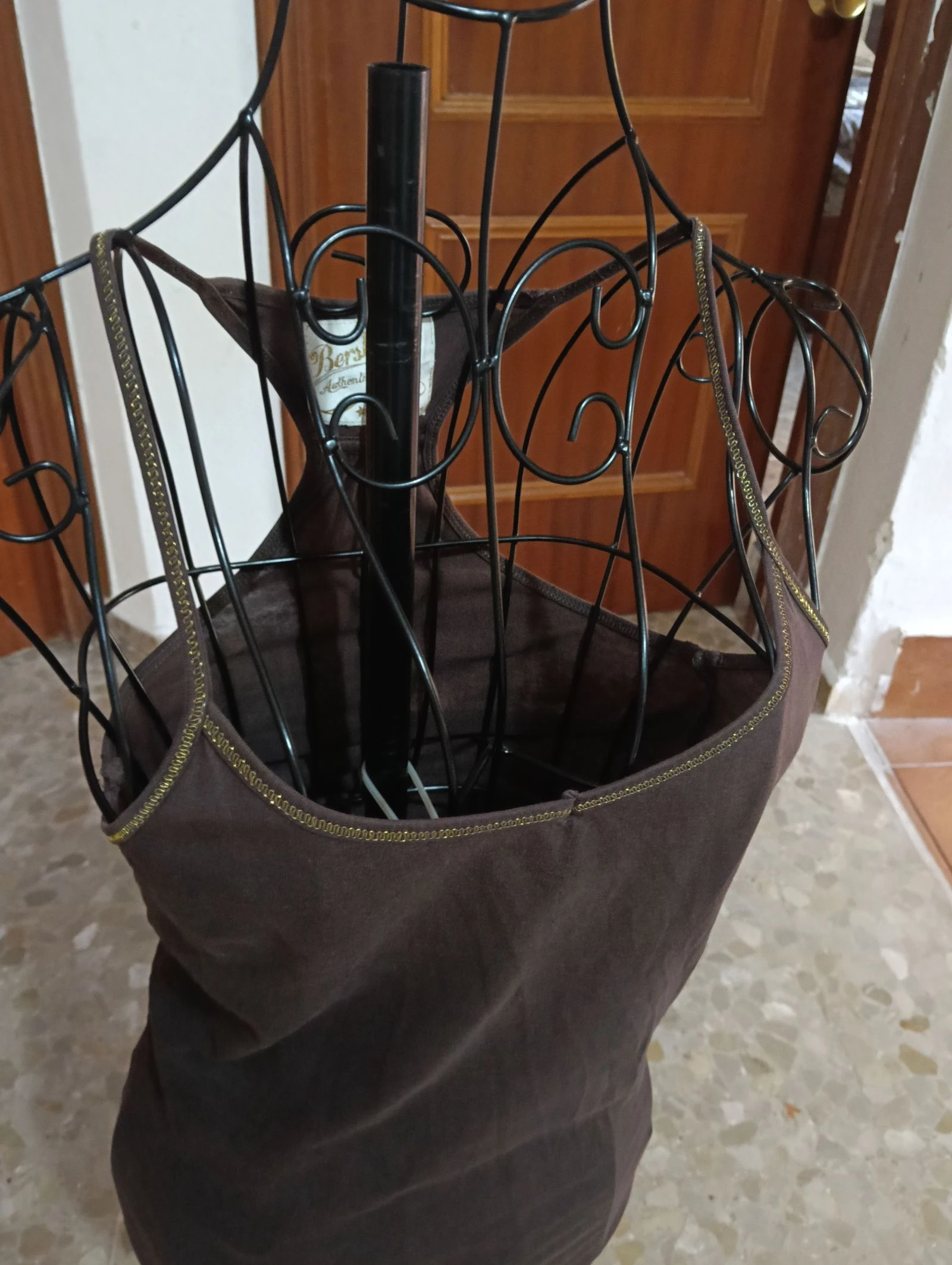 Mok met fijne bandjes, in chocoladebruin, gouden decoratieve rand, en zwemrug – photo 19